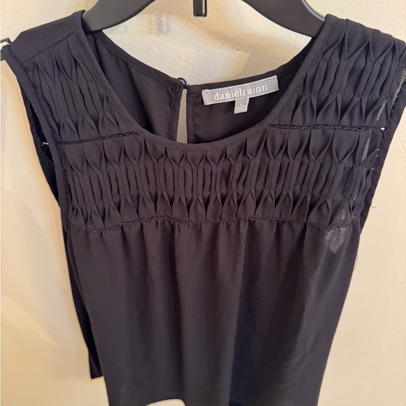 Daniel Rainn Tops - Daniel Rainn Black Sleeveless Blouse